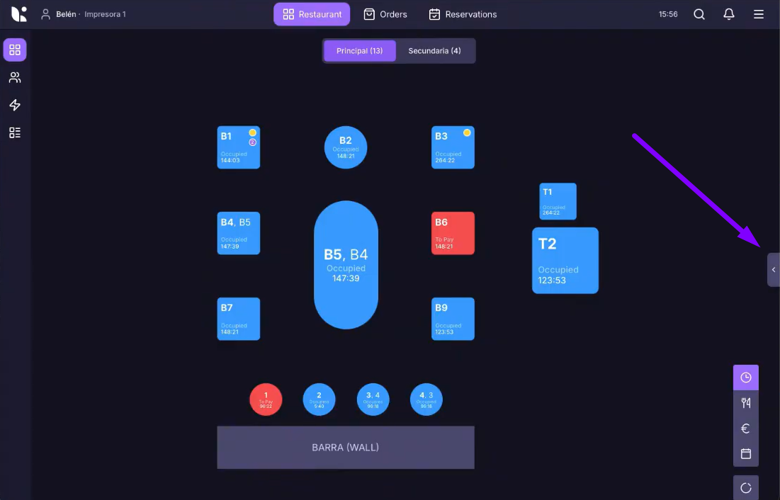 Plano de mesas con flecha indicando dónde hacer clic para abrir el panel